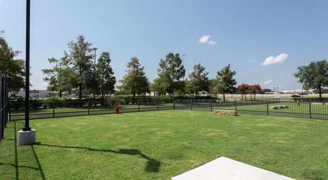 Building Photo - 8877 Lakes at 610 Dr