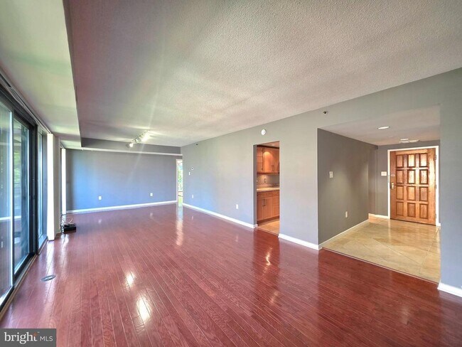 Building Photo - 1530 Key Blvd