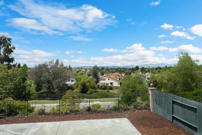 Building Photo - Oceanside Home - 3 Bedroom 2-1/2 Bathroom - Renovated