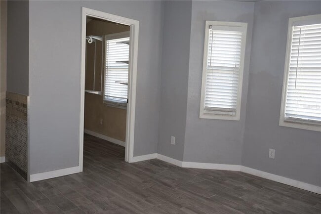 Building Photo - 4732 W Lawn Ave
