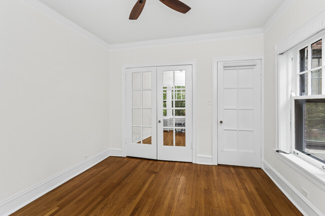 Building Photo - 834 Hinman Ave