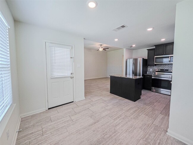 Building Photo - 332 Lone Mountain Dr