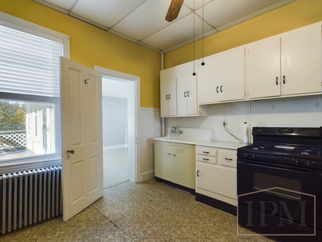 Primary Photo - Available Now - Spacious 1 bedroom 2nd flo...