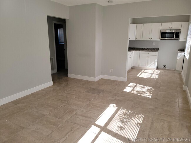 Building Photo - 651 NE 46th Ct