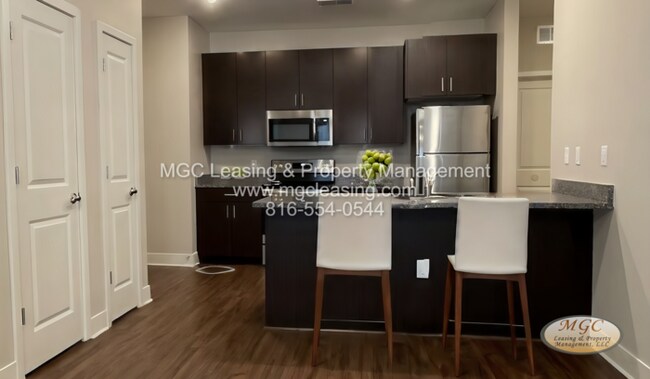 Building Photo - 2 Bedroom Luxury Apartment in the Northland of KCMO