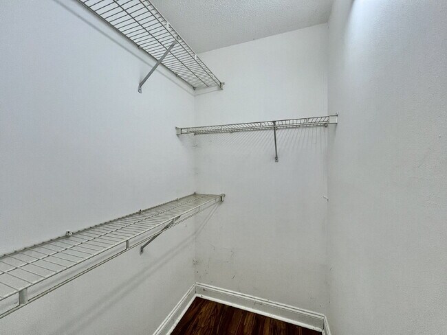 Building Photo - CONVENIENT LOCATION 3 Bedroom