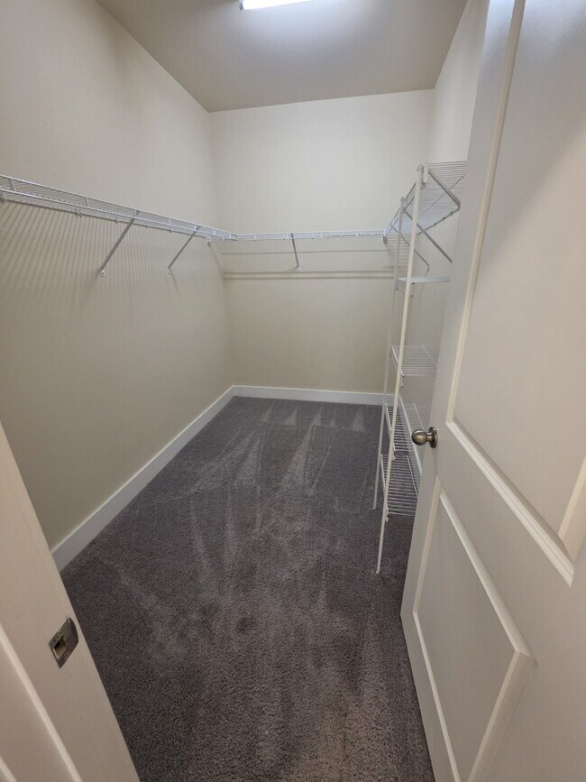 Building Photo - "Charming Kernersville Townhouse: Spacious 3-Bedroom Retreat with 2.5 Baths on Eastfall Street!"