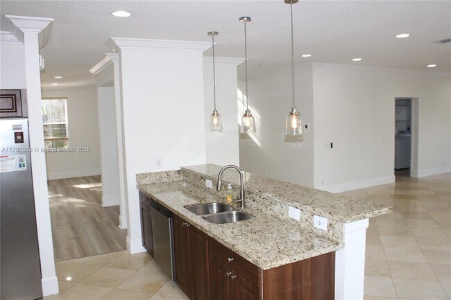 Building Photo - 947 Nandina Dr