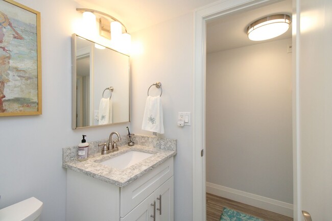 Building Photo - ** STUNNING REMODELED 2/2 CONDO IN THE ELE...