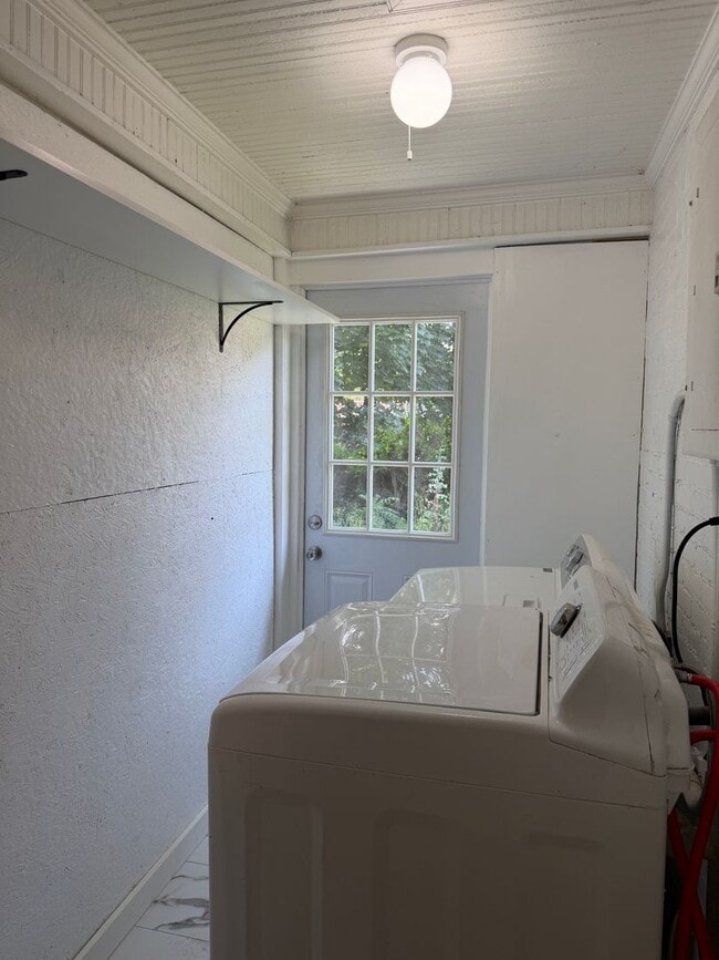 Building Photo - Swannanoa - Newly Renovated Beacon Village Cottage