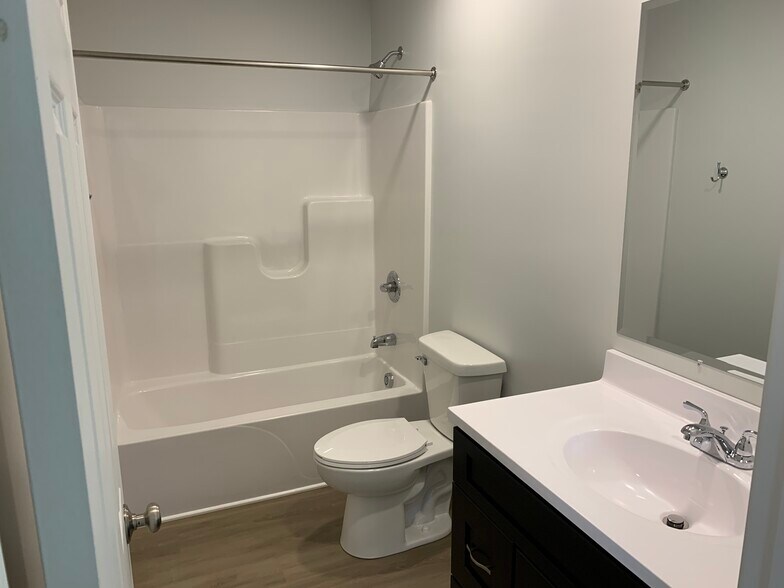 Full Bath - 1422 Chestnut St