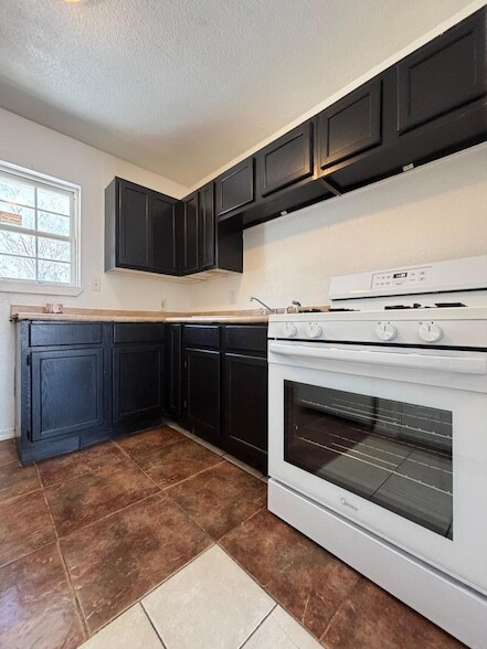 Building Photo - 921 N Fulbright Ave