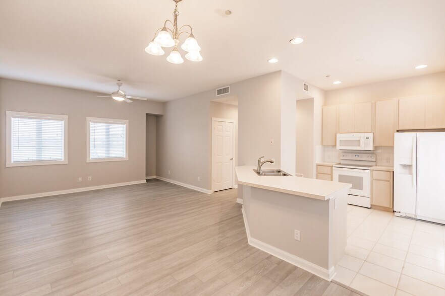 Building Photo - 3150 Village Walk Cir