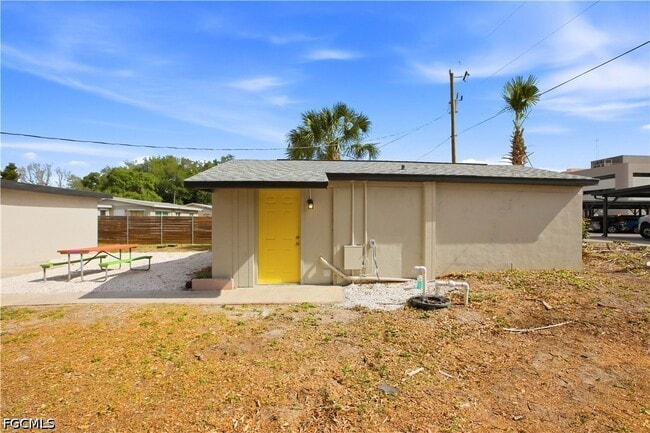 Building Photo - 1640 Daniels Dr