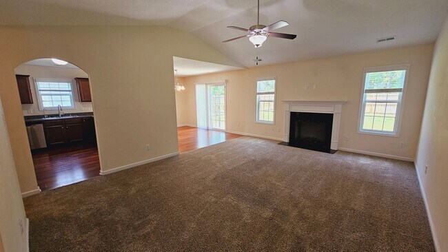 Building Photo - Wonderful 3BR, 2BA in Carolina Plantations