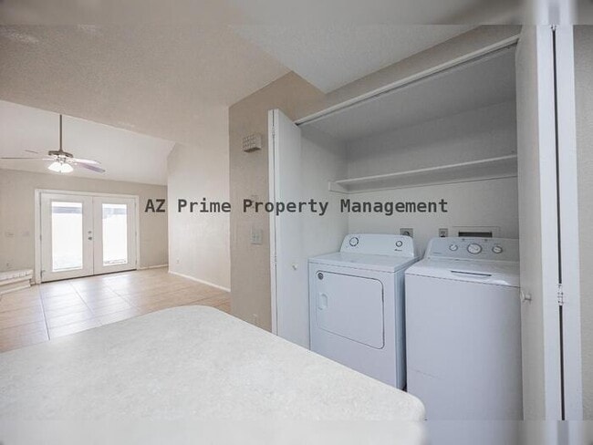 Building Photo - 2127 E 10th St