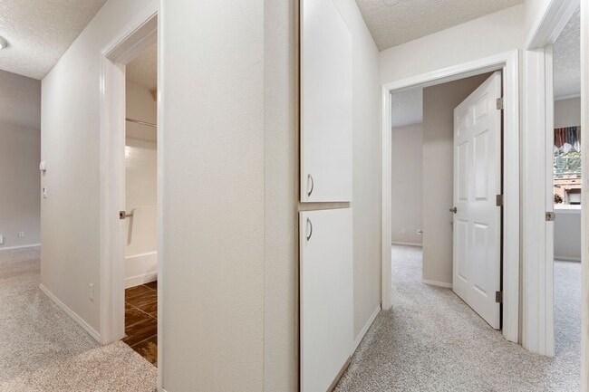 Building Photo - 3-bedroom 2 bath condo with a balcony in s...