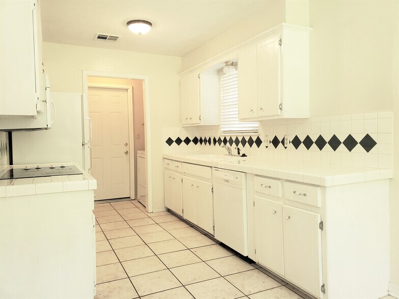 Building Photo - 1325 E Brooks St