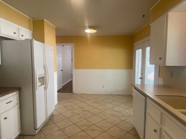 Building Photo - LARGE 4 BEDROOM BELTON ISD