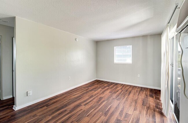 Building Photo - 1341 W Point Dr