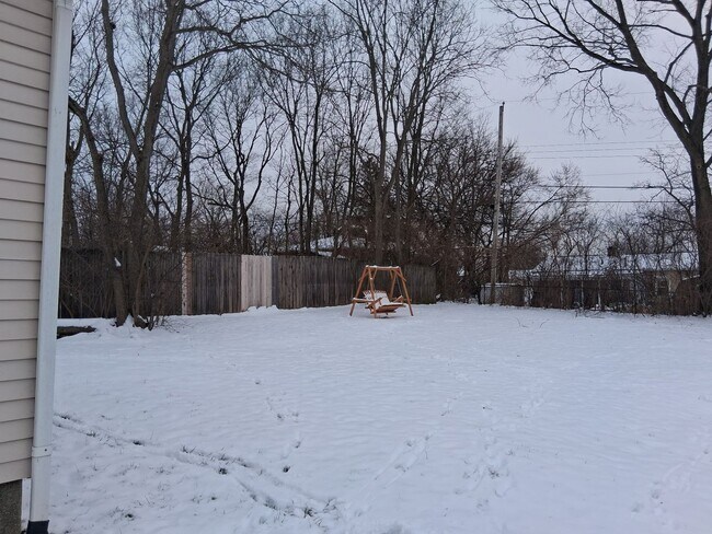 Building Photo - Quaint Newly-renovated Bungalow