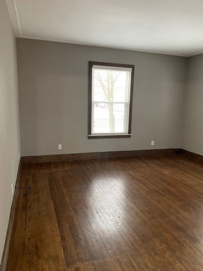 Building Photo - Three Bedroom Home Located in Zeeland