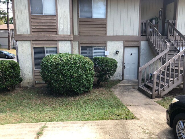 Building Photo - Downstairs unit in Pointe East avail NOW!