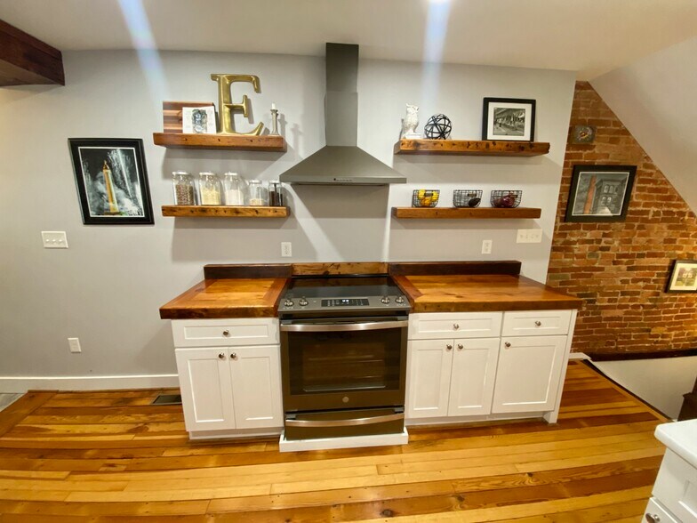 Kitchen - 1406 Andre St