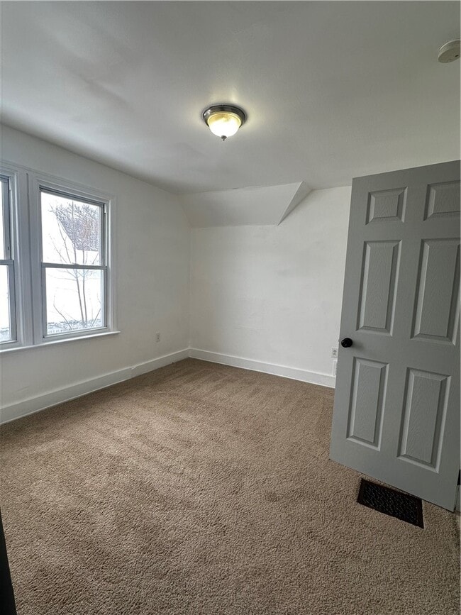 Building Photo - 557 Glide St