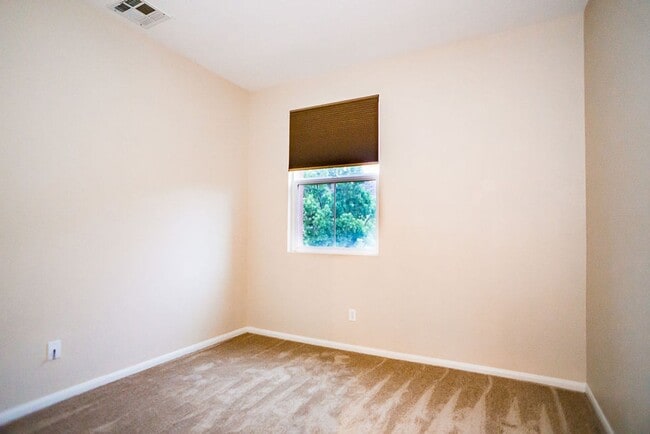 Building Photo - Beautiful townhome in Mission Valley!  Ava...