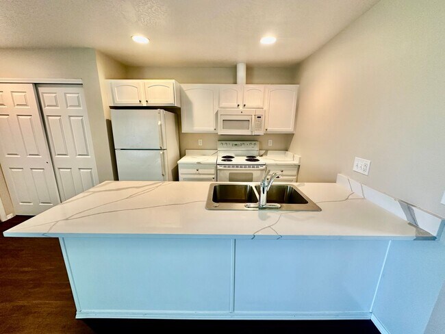 Building Photo - 3130 Meadow Glen Ln