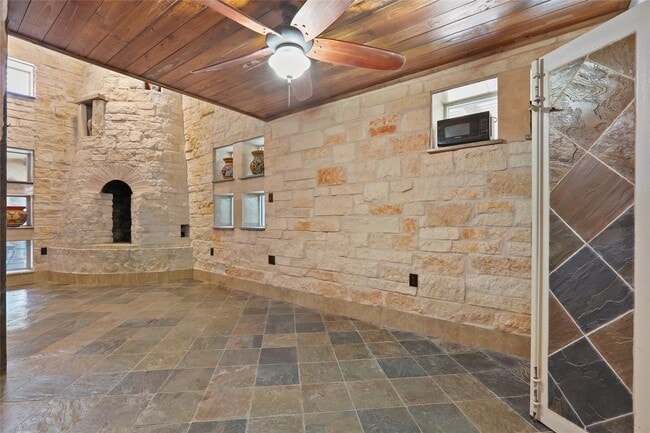 Building Photo - 614 Pine Gully Rd