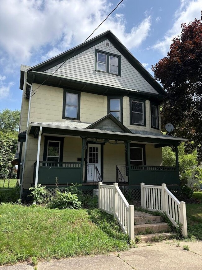 Building Photo - Three bedroom 1 1/2 bathroom single family home for rent