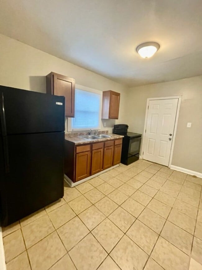 Building Photo - Come take a look at this cozy 3 Bedroom 1 Bath Home. It's Located in Revolution Park Neighborhood