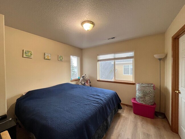 Building Photo - Beautiful 3 Bed, 2.5 Bath House in Central...