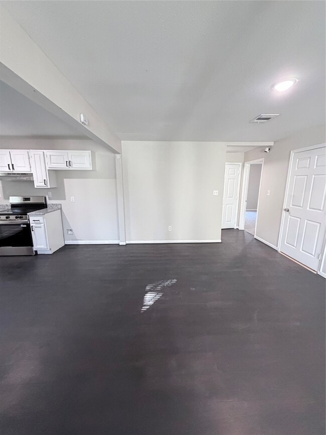 Building Photo - 866 N Victory Dr