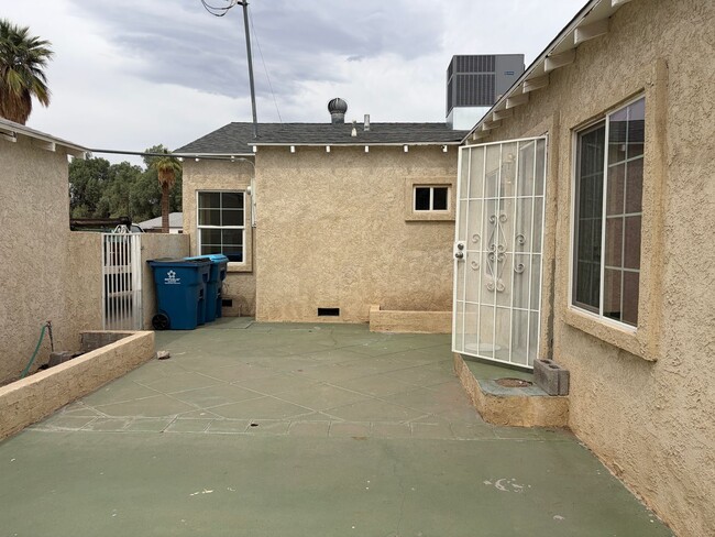 Building Photo - Charming and spacious Needles home