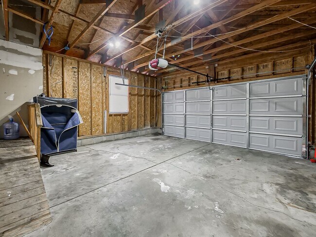 Building Photo - Spacious 3-Bedroom Home in a Great Pontiac Location!