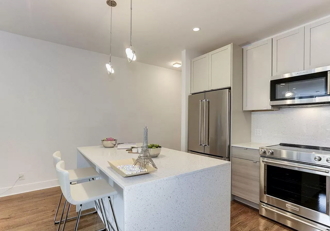 Building Photo - Available Now! 1 Parking Spot Included! 2 ...