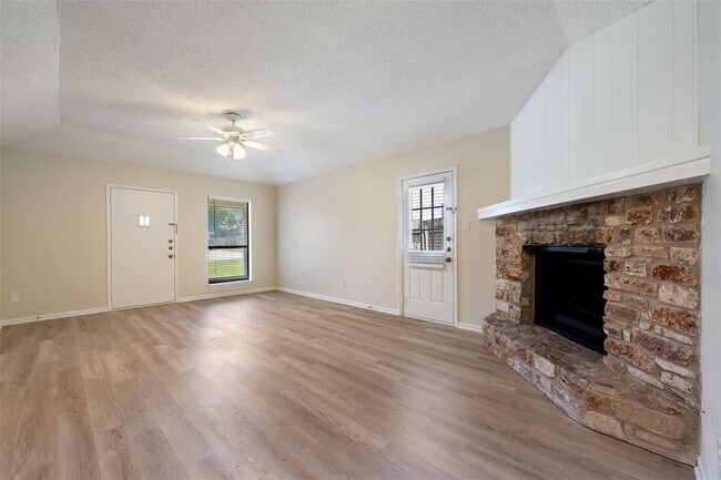 Building Photo - 608 Country Aire Dr