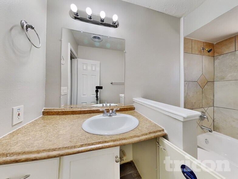 Building Photo - 4427 Oakside Dr