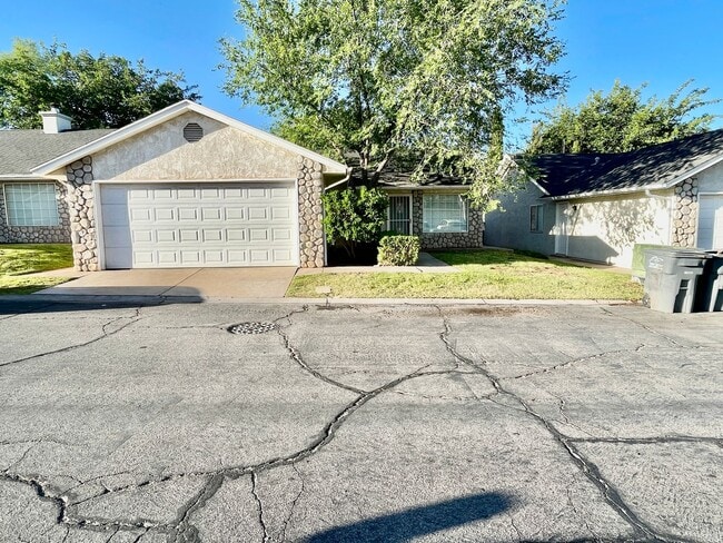 Building Photo - Adorable 3-BR Home with Garage and Amenities
