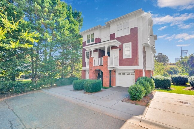 Building Photo - Wonderful craftsman style end-unit townhome