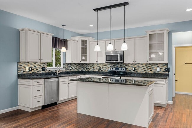 Building Photo - Stunning Former Display Home on a Quiet Cu...