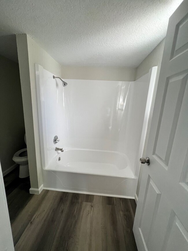 Building Photo - Fully Remodeled 1 Bedroom Condo in 55+ Com...