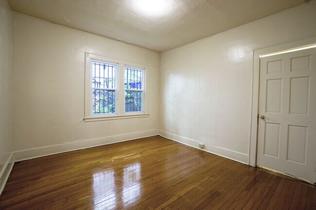 Building Photo - 3 Bedroom Apartment - Available 7/1/26 - C...