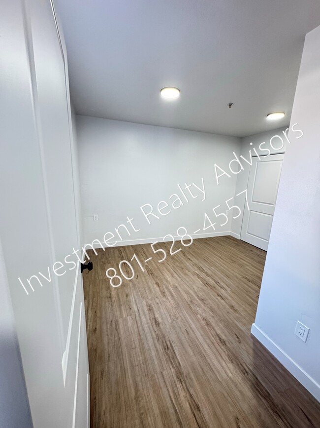 Building Photo - Completely Renovated Apartment!