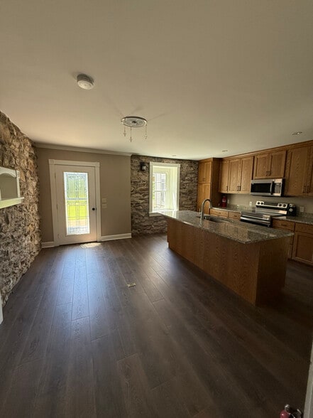 Building Photo - 2637 Mountain Rd