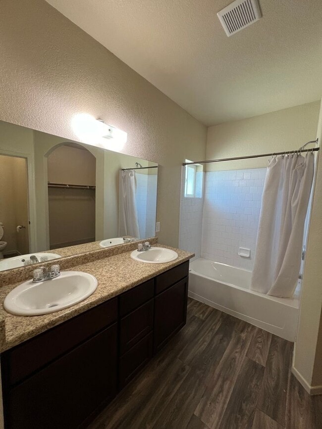 Building Photo - 4 BEDROOM HOME!