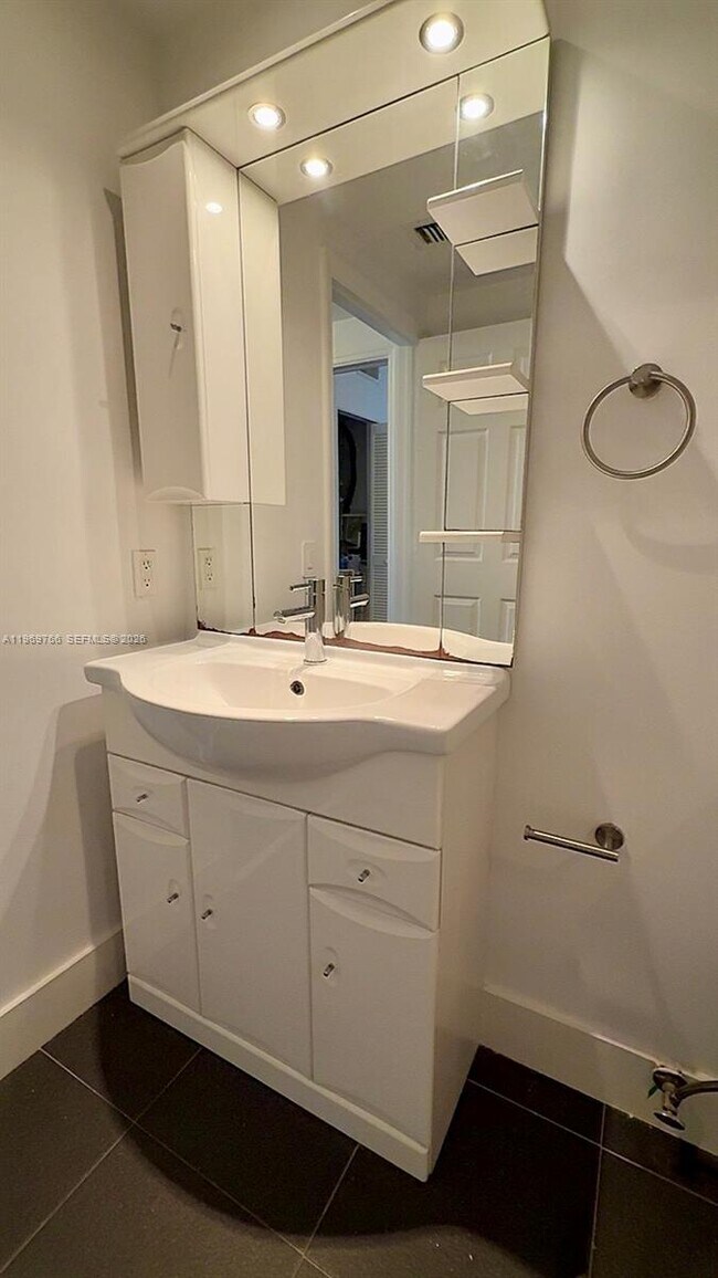 Building Photo - 6831 SW 44th St